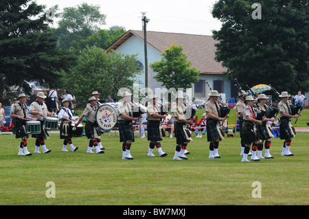 Band marschieren bei den Highland Games in Haliburton, Ontario, Canada Stockfoto