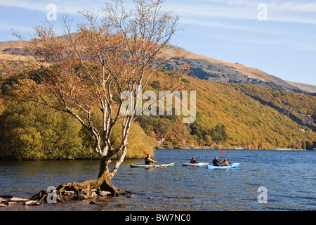 Padarn Country Park, Llanberis, Gwynedd, Nordwales, UK. Personen Kajak auf See Llyn Padarn in Snowdonia-Nationalpark Stockfoto