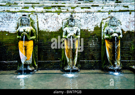 Drei Statuen im Pool Baden die Elefantenhöhle Bali Indonesien Stockfoto