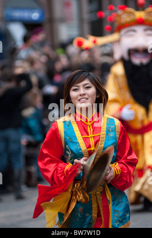 Ein schönes chinesisches Mädchen beim chinesischen Neujahrsfest in London Stockfoto