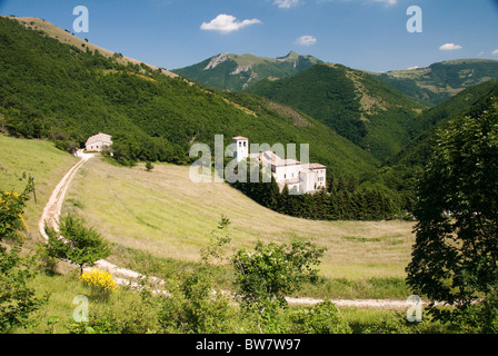 Die Abtei von Fonte Avellana versteckt in den Apenninen von Le Marche, Italien Stockfoto