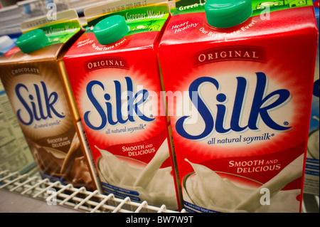 Seide Marke Soja-Milch wird in einem Supermarkt Kühlschrank Fall in New York gesehen. Stockfoto