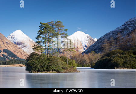 Blick über das kleine Loch im Glen Etive Buachaille Etive Mor und Buachaille Etive Beag blickt. Glencoe - Schottland. Stockfoto