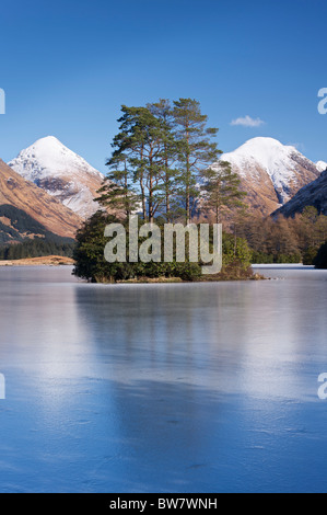 Blick über das kleine Loch im Glen Etive Buachaille Etive Mor und Buachaille Etive Beag blickt. Glencoe - Schottland. Stockfoto