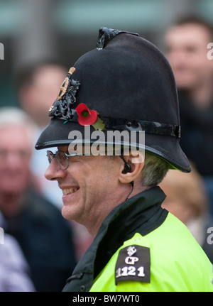 Ein Londoner Polizist trägt eine Mohnblume auf seinem Helm während des Oberbürgermeisters Show in London, UK 2010 Stockfoto