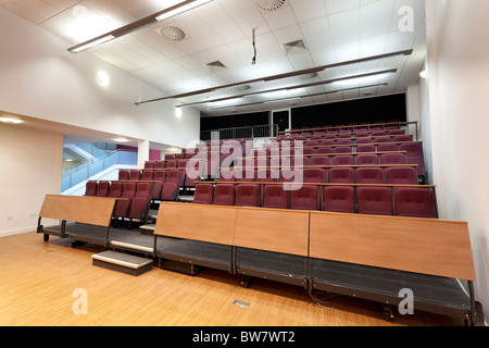 Klappbett abgestufte Sitzgelegenheiten, Aula am Portsmouth Gymnasium neue Wissenschaft Block Stockfoto