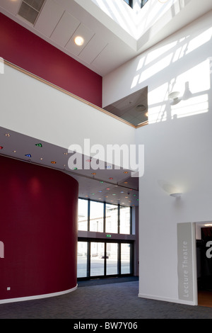 Eingang Foyer Atrium in Portsmouth Gymnasium neuen Wissenschaft Block Stockfoto