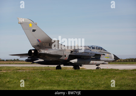 Tornado-Flugzeuge vor dem Abflug an RAF Leuchars Besteuerung. Stockfoto