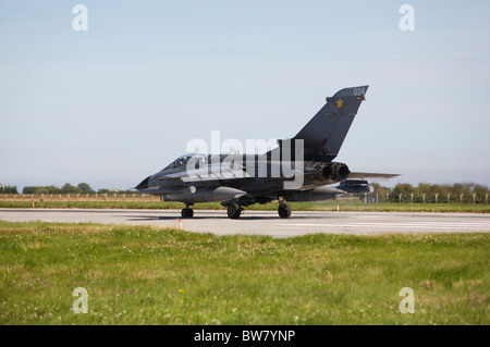 Tornado-Flugzeuge vor dem Abflug an RAF Leuchars Besteuerung. Stockfoto