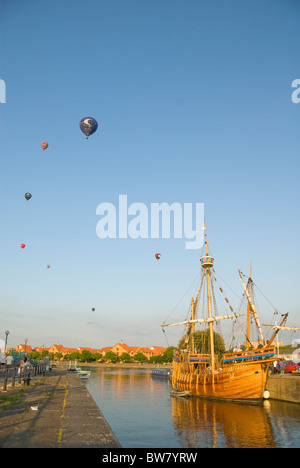 Historisches Segelschiff Matthew Bristol, heiße Luftballons, Floating Harbour, Bristol, England, Vereinigtes Königreich, Europa Stockfoto