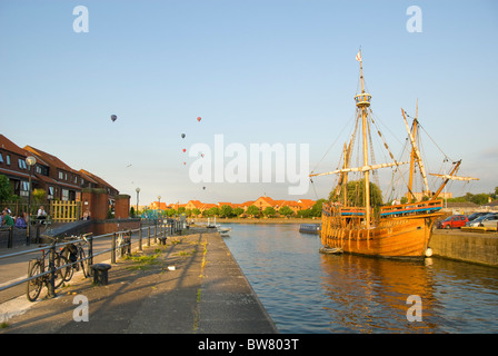 Historisches Segelschiff Matthew Bristol, heiße Luftballons, Floating Harbour, Bristol, England, Vereinigtes Königreich, Europa Stockfoto