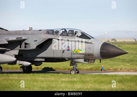 Tornado-Flugzeuge vor dem Abflug an RAF Leuchars Besteuerung. Stockfoto