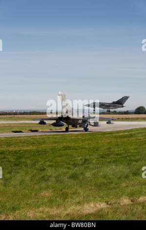 Tornado-Flugzeuge vor dem Abflug an RAF Leuchars Besteuerung. Stockfoto