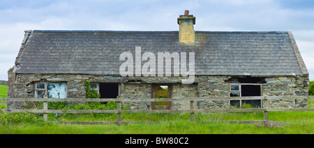 Verlassenen alten Periode Stein Ferienhaus heruntergekommenen und Renovierung, County Clare, Irland Stockfoto