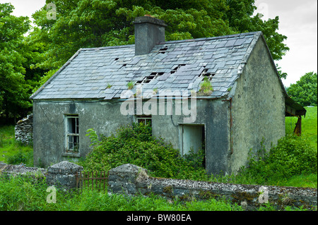 Verfallene alte Periode Hütte renovierungsbedürftig in der Nähe von The Burren in Kilfenora, County Clare, Irland Stockfoto