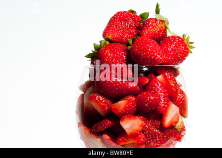 Erdbeeren in einer Tasse mit weißem Hintergrund Stockfoto