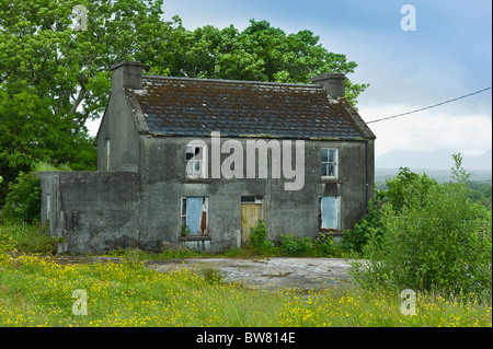 Verfallenes Haus mit Entwicklungspotenzial bei Rosmuck im Bereich Gaeltecht von Connemara, County Galway, Irland Stockfoto