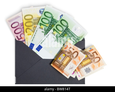 Tausend Euro in schwarzen Umschlag isoliert auf weiss Stockfoto