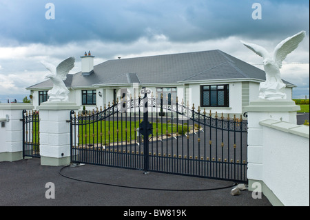 Neue moderne Bungalow, typisch für umfangreiche Neuentwicklung in Irland, im Curragh West, County Galway, Irland Stockfoto