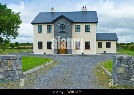 Neues modernes Haus, typisch für umfangreiche Neuentwicklung in Irland, im Curragh West, County Galway, Irland Stockfoto