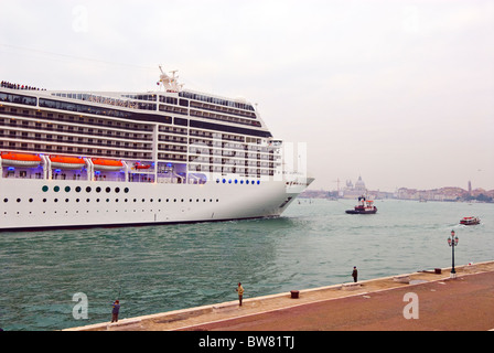 Das Kreuzfahrtschiff MSC Magnifica in Venedig Hafen an einem Wintermorgen Stockfoto