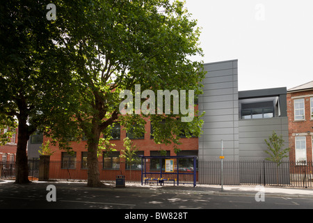 Außenseite des Portsmouth Gymnasium neue Wissenschaft Block Stockfoto