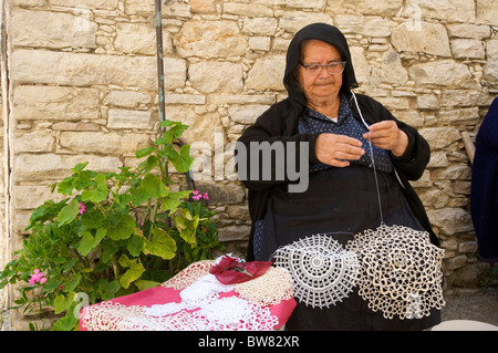 Häkeln Frau in Omodos, Troodos-Gebirge, Zypern Stockfoto