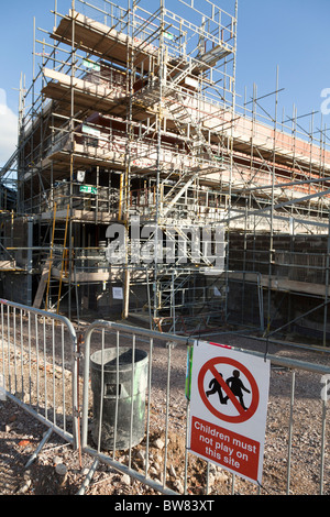 Gerüste mit Neubau im Bau mit Warnung Zeichen Kinder darf nicht auf dieser Seite spielen. Stockfoto