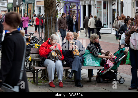 zwei ältere Menschen Essen zum Mitnehmen cornish Pasties auf einer Stadt-High-Street-Bank Stockfoto