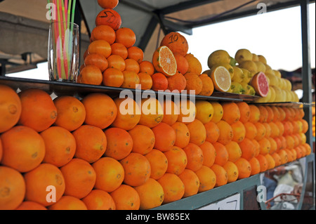 Orangen und Orangensaft zum Verkauf an einem Stall in der berühmten Djemaa El Fna Platz in Marrakesch Medina oder alte befestigte Stadt vermarkten Stockfoto