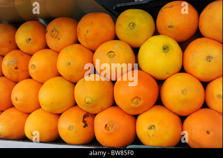 Orangen und Orangensaft zum Verkauf an einem Stall in der berühmten Djemaa El Fna Platz in Marrakesch Medina oder alte befestigte Stadt vermarkten Stockfoto