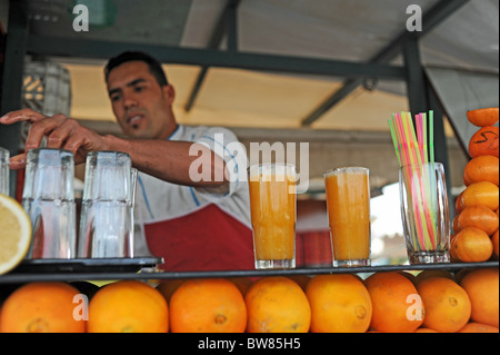 Orangen und Orangensaft zum Verkauf an einem Stall in der berühmten Djemaa El Fna Platz in Marrakesch Medina oder alte befestigte Stadt vermarkten Stockfoto