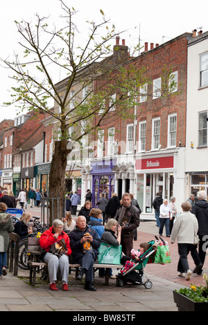 zwei ältere Menschen Essen zum Mitnehmen cornish Pasties auf einer Stadt-High-Street-Bank Stockfoto