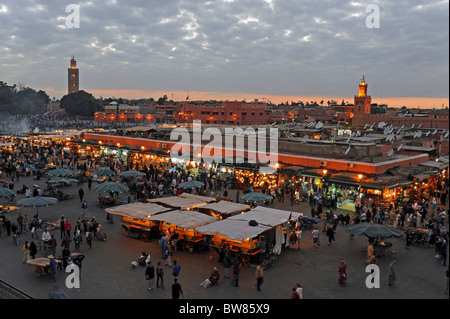 Marrakesch, Marokko - die berühmten Djemaa El-Fna-Marktplatz in Marrakesch bei Einbruch der Dämmerung am frühen Abend Stockfoto