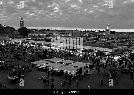 Marrakesch Marokko 2010 - die berühmten Djemaa El-Fna-Marktplatz in Marrakesch bei Einbruch der Dämmerung am frühen Abend Stockfoto