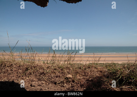 Blick von einem deutschen Betonbunker oberhalb der Les Moulins draw, Omaha Beach, Normandie, Frankreich. Stockfoto