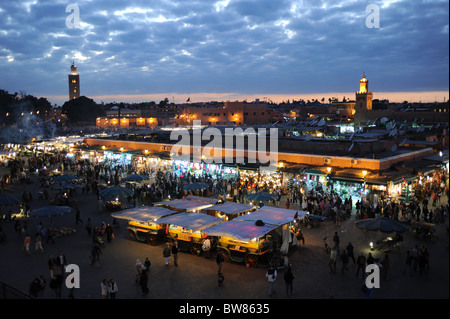 Marrakesch Marokko 2010 - die berühmten Djemaa El-Fna-Marktplatz in Marrakesch bei Einbruch der Dämmerung am frühen Abend Stockfoto