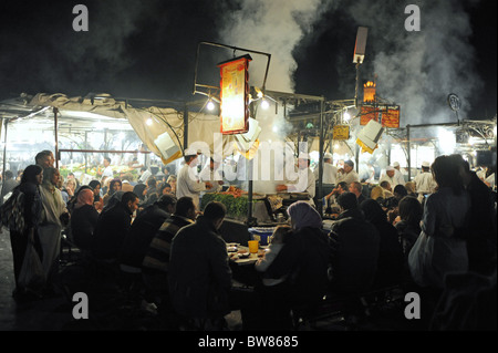 Dampf und Rauch steigen aus den Fastfood-Ständen und Restaurants auf dem berühmten Platz Jemaa El Fna in Marrakesch 2010 auf Stockfoto