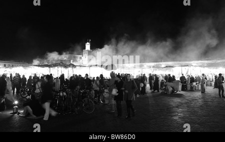 Dampf und Rauch steigen aus den Fastfood-Ständen und Restaurants auf dem berühmten Platz Jemaa El Fna in Marrakesch 2010 auf Stockfoto