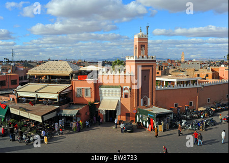 Marrakesch, Marokko - eine der Moscheen im berühmten Marktplatz Djemaa El-Fna in Marrakesch Stockfoto