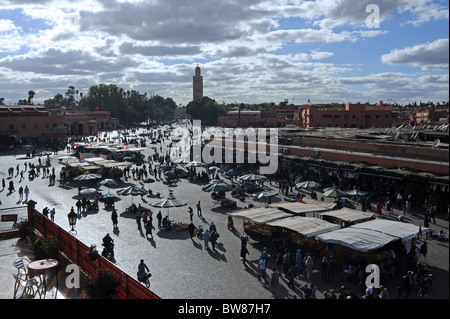 Marrakesch Marokko 2010 - die berühmten Djemaa El-Fna-Marktplatz in Marrakesch bei Einbruch der Dämmerung am frühen Abend Stockfoto