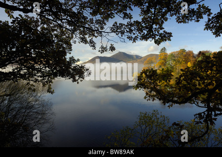 Blick auf Causey Hecht über Derwentwater von Mönchs Crag, an einem nebligen Herbstmorgen Stockfoto