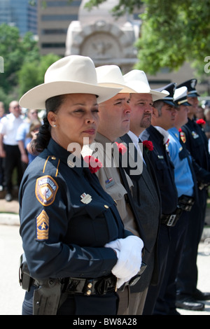 Multi-ethnischen Gruppe der Frieden Offiziere--Polizei, Sheriffs, Nationalgardisten und Feuerwehrleute--stehen stramm in Austin Texas Stockfoto