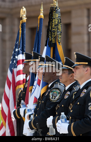 Multi-ethnischen Gruppe von Polizisten präsentieren Fahnen als Color Guard während Peace Officers Memorial Day Zeremonie in Austin, Texas Stockfoto