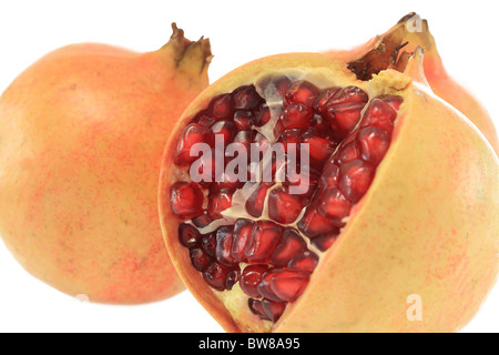 Granat-Apfel mit Samen mit weißem Hintergrund Stockfoto