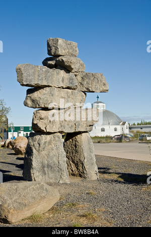 Ein Inukshuk und Iglu Kirche in Inuvik, NWT, Kanada Stockfoto