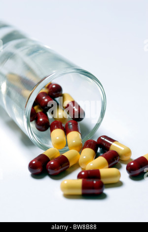 Antibiotika aus Schnapsglas geschüttet Stockfoto