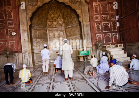 Muslimische Männer in der Moschee Jama Masjid, Delhi, Indien Stockfoto