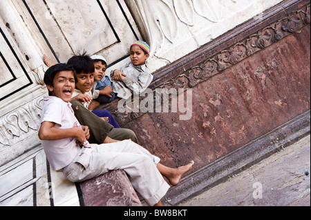 Indische Kinder genießen in der Moschee Jama Masjid, Delhi, Indien Stockfoto