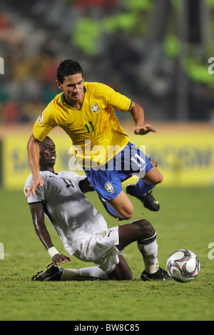 Mohammed Rabiu von Ghana (l) greift Ganso of Brazil (r) während der FIFA U-20 WM-Finale 16. Oktober 2009 Stockfoto